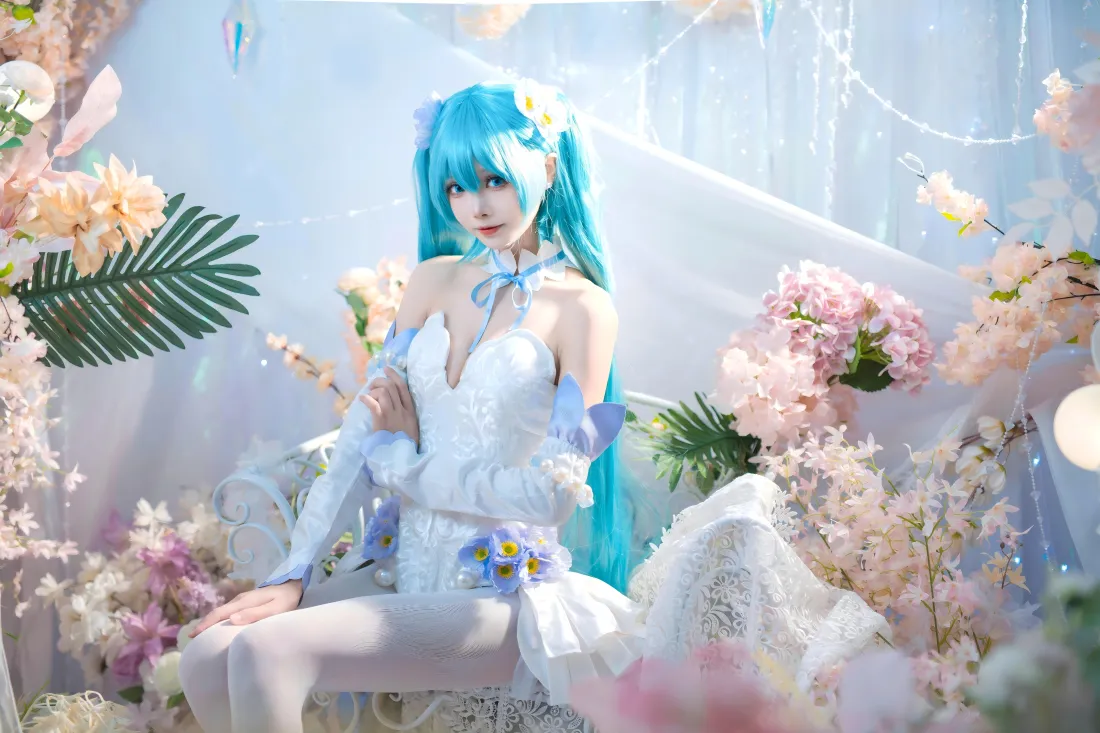 8k初音未来cos壁纸｜鲜花纱幔背景图片 - 蓝发美女「哲风壁纸」