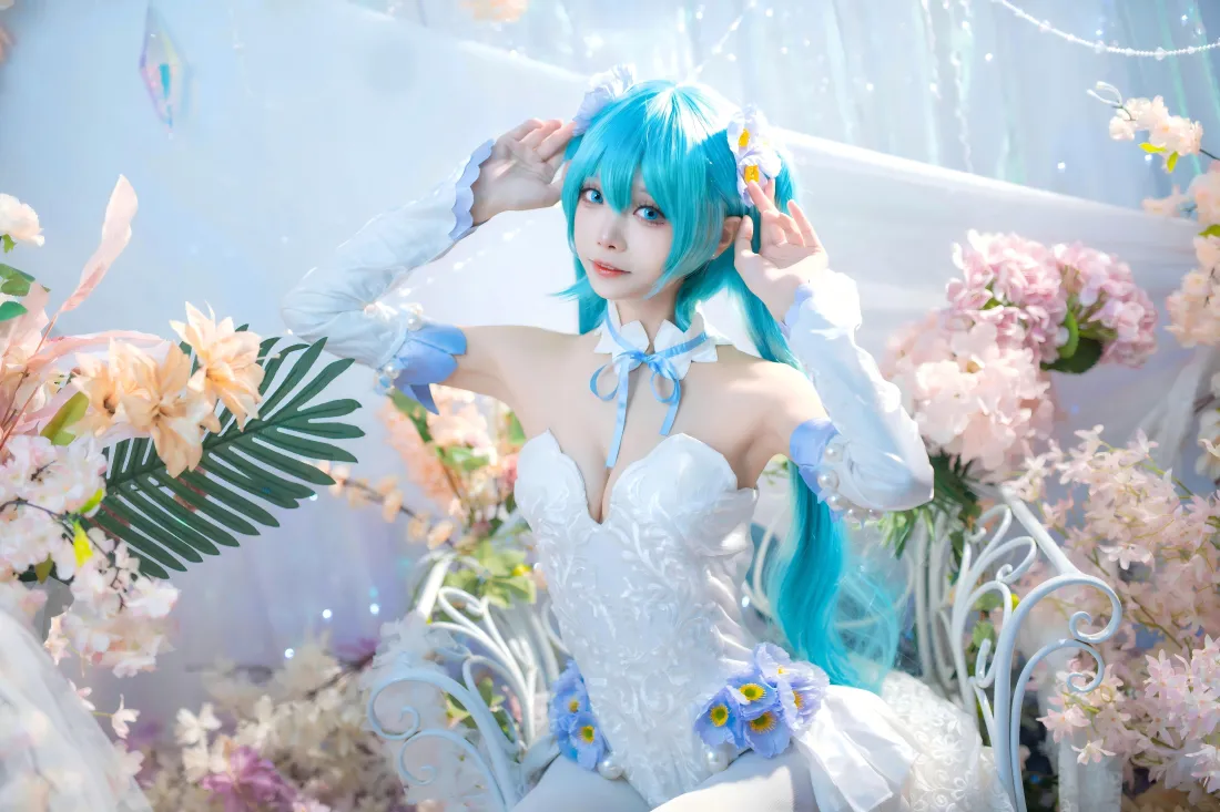 8k初音未来cos壁纸｜鲜花背景图片 - 蓝发白裙少女「哲风壁纸」