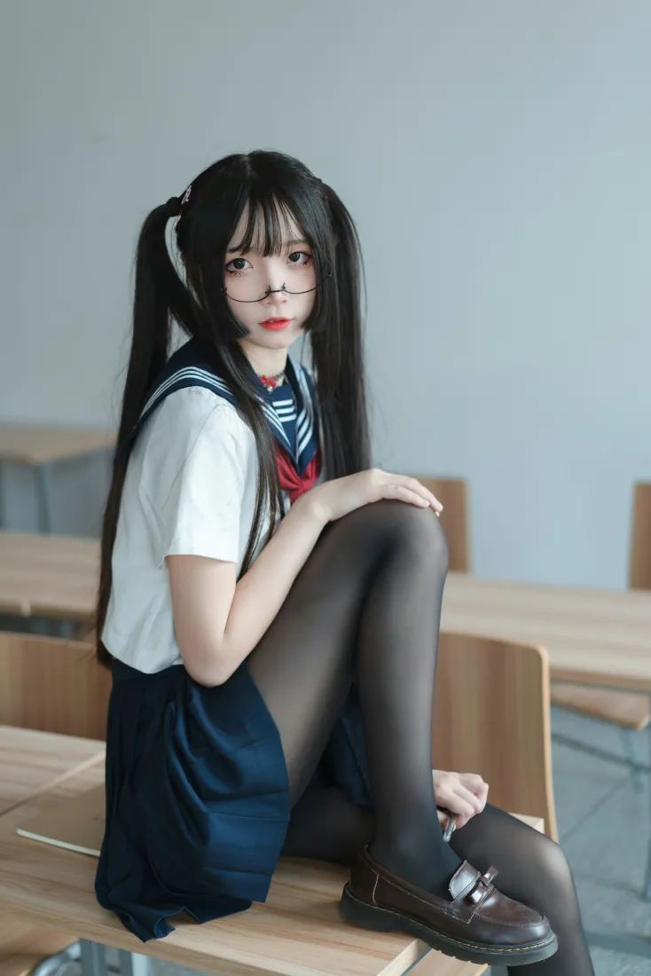 五更百鬼手机壁纸｜教室水手服背景图片 - 黑丝双马尾少女「哲风壁纸」