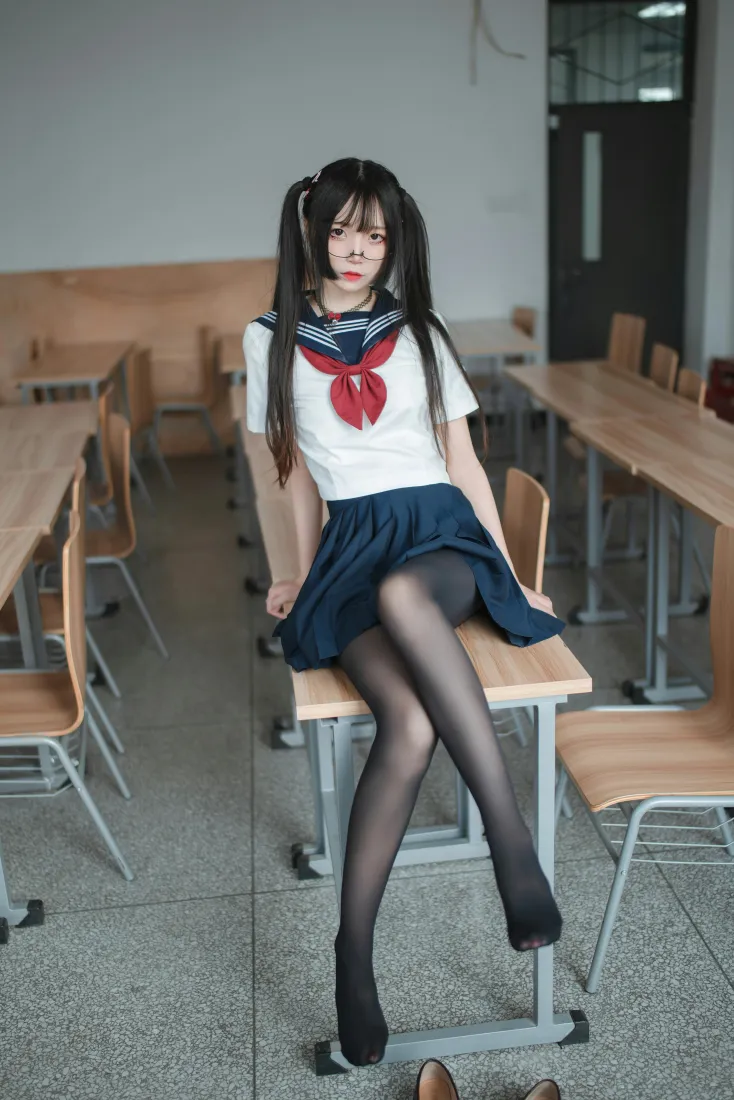 五更百鬼手机壁纸｜教室水手服背景图片 - 黑丝双马尾少女「哲风壁纸」
