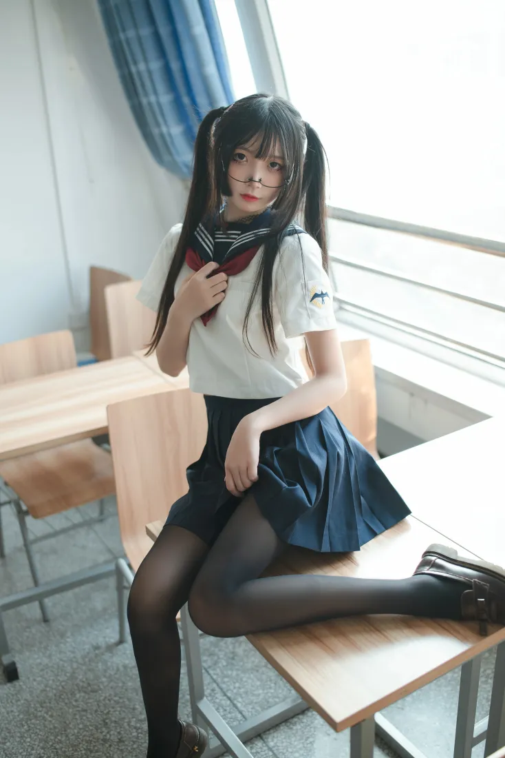 五更百鬼手机壁纸｜教室JK少女背景图片 - 水手服黑丝穿搭「哲风壁纸」