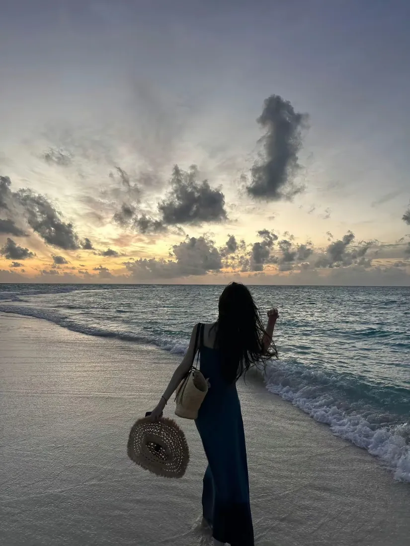 海边长裙女生手机壁纸｜日落沙滩背景图片 - 治愈氛围感「哲风壁纸」