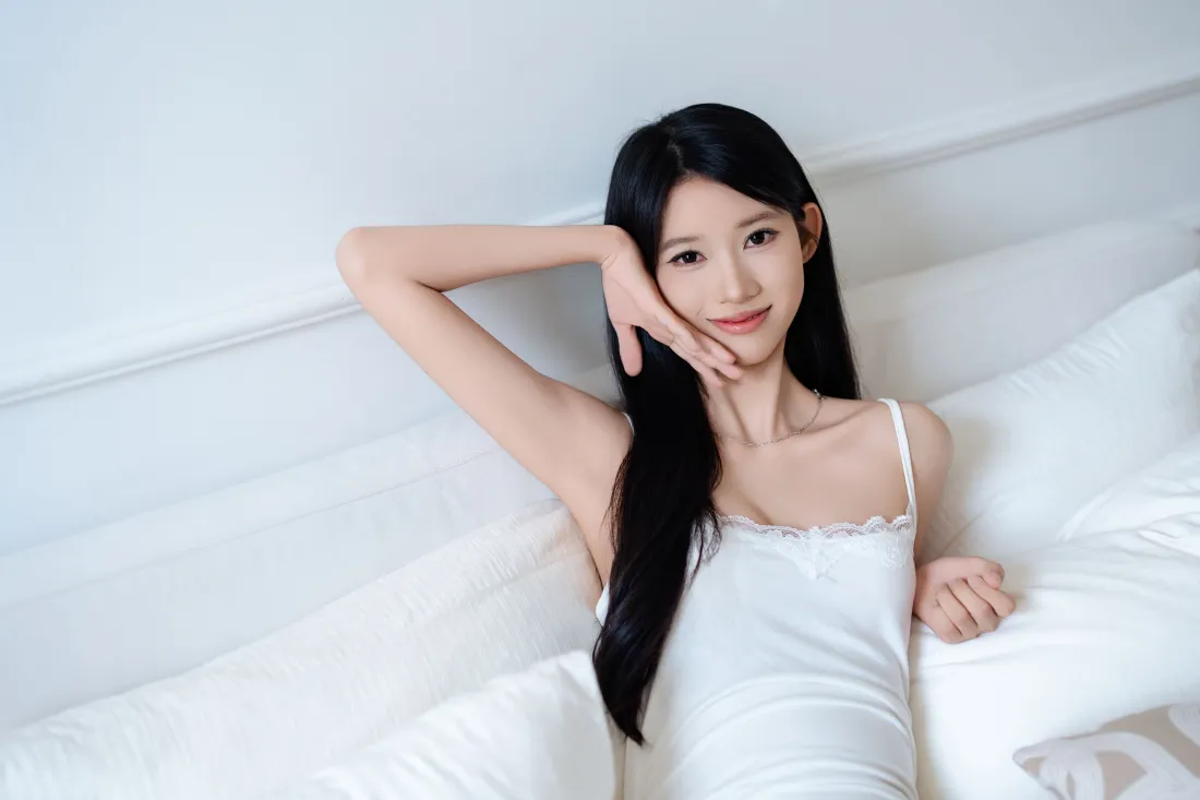 4k黑长直美女壁纸｜白色卧室背景图片 - 清新居家写真「哲风壁纸」
