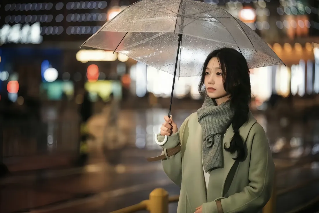 4k气质网红美女壁纸｜雨夜城市街头背景图片 - 清冷氛围感「哲风壁纸」
