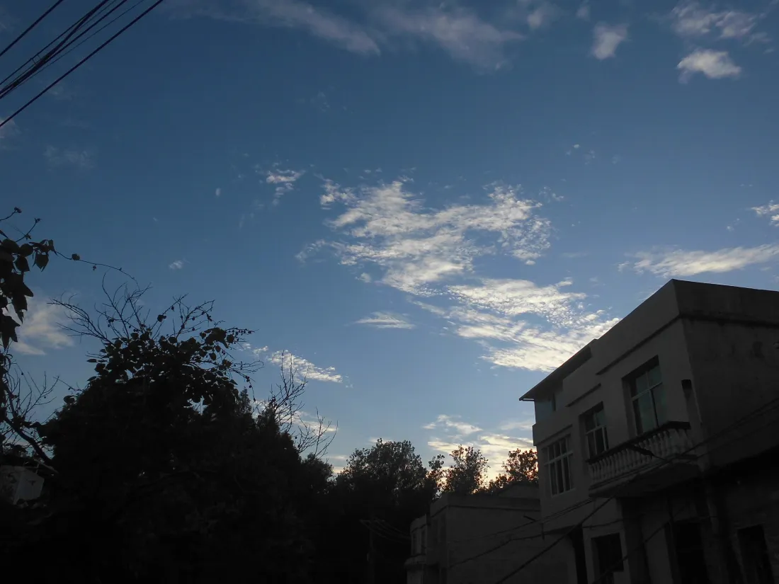 5k天空民居壁纸｜街角自然风景背景图片 - 傍晚云层光影「哲风壁纸」