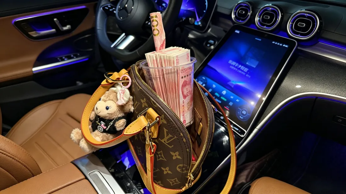 3k车内奢侈品现金壁纸｜轻奢氛围感背景图片 - 高端质感「哲风壁纸」