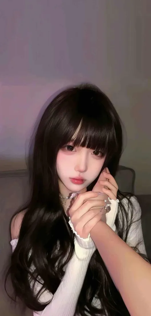 黑长直美女手机壁纸｜露肩穿搭背景图片 - 纯欲氛围感写真「哲风壁纸」