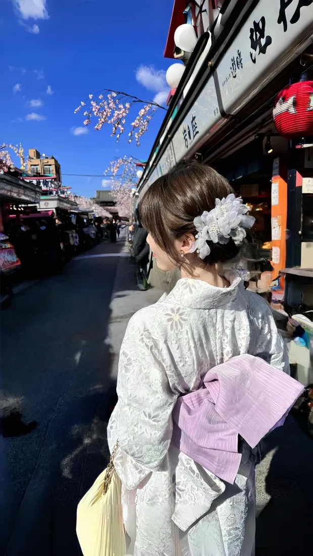 和服美女手机壁纸｜日式老街蓝天背景图片 - 清新氛围感「哲风壁纸」