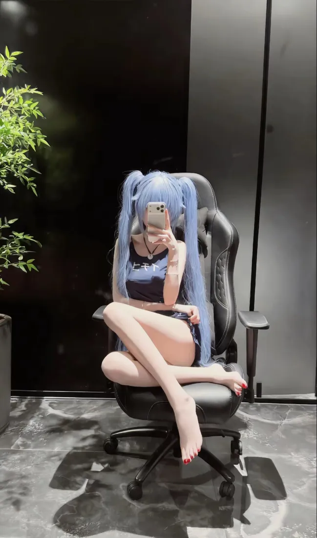 初音未来cos手机壁纸｜电竞椅坐姿背景图片 - 蓝发美女「哲风壁纸」