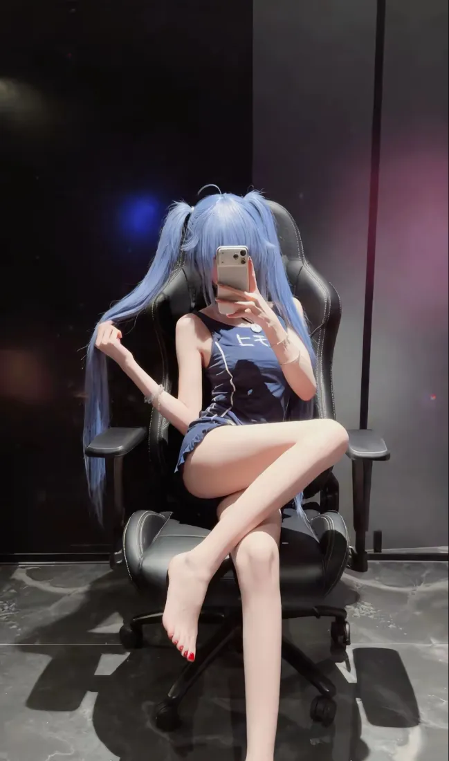 初音未来cos手机壁纸｜电竞椅自拍背景图片 - 蓝发双马尾美女「哲风壁纸」