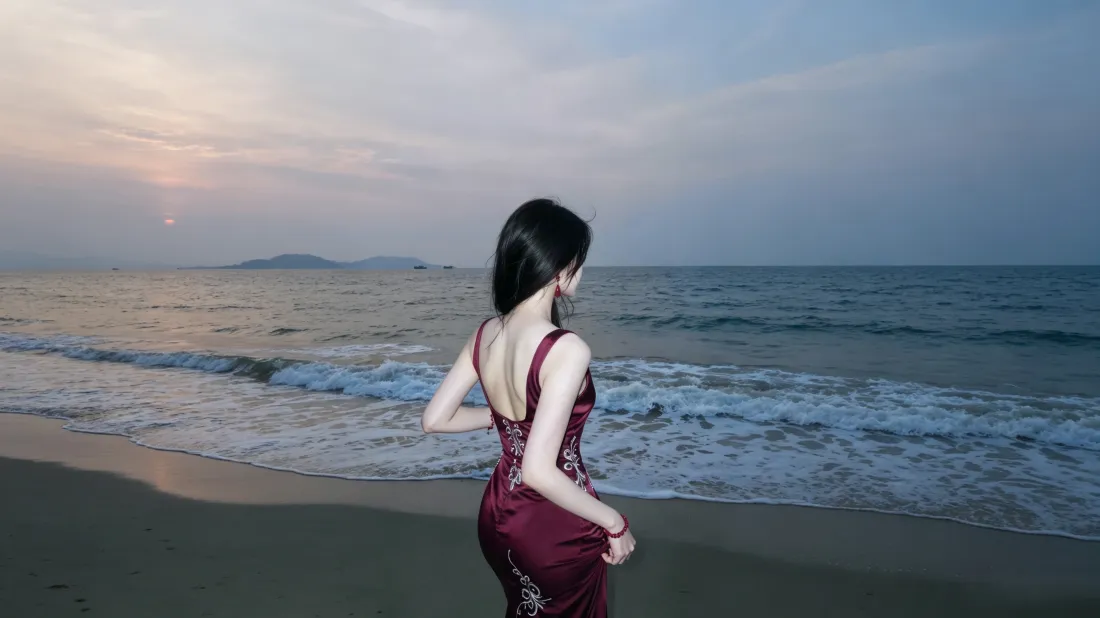 3k海边红裙美女壁纸｜海边沙滩背景图片 - 氛围感写真「哲风壁纸」