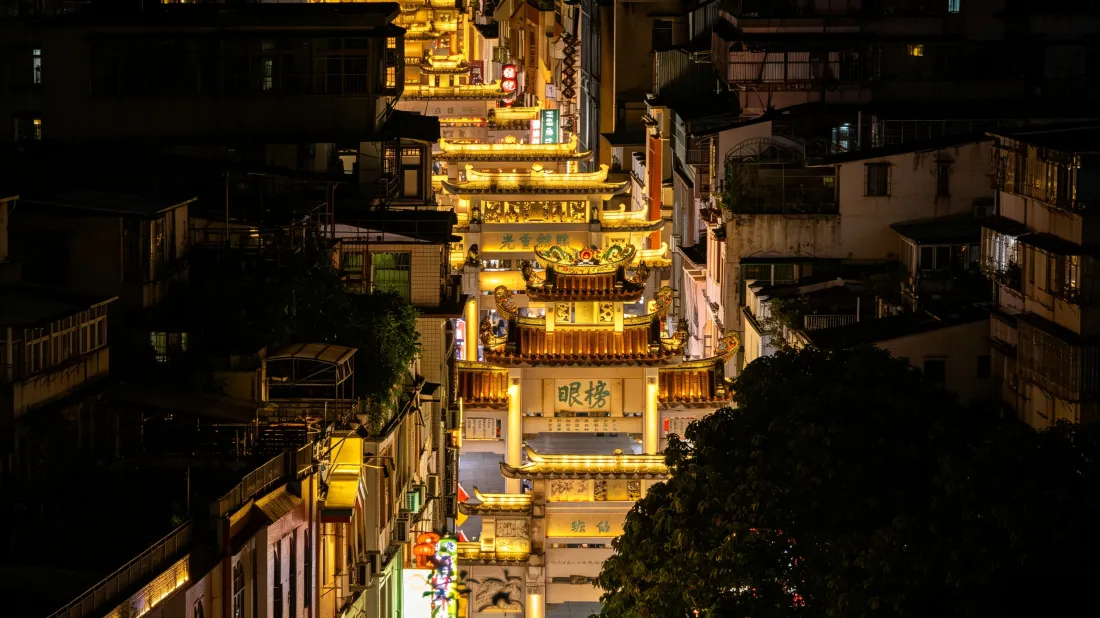 3k中式古街牌坊壁纸｜古镇夜色背景图片 - 暖黄灯光「哲风壁纸」
