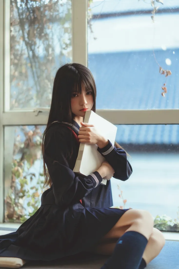 桜桃喵手机壁纸｜JK少女窗边抱书背景图片 - 清纯写真「哲风壁纸」