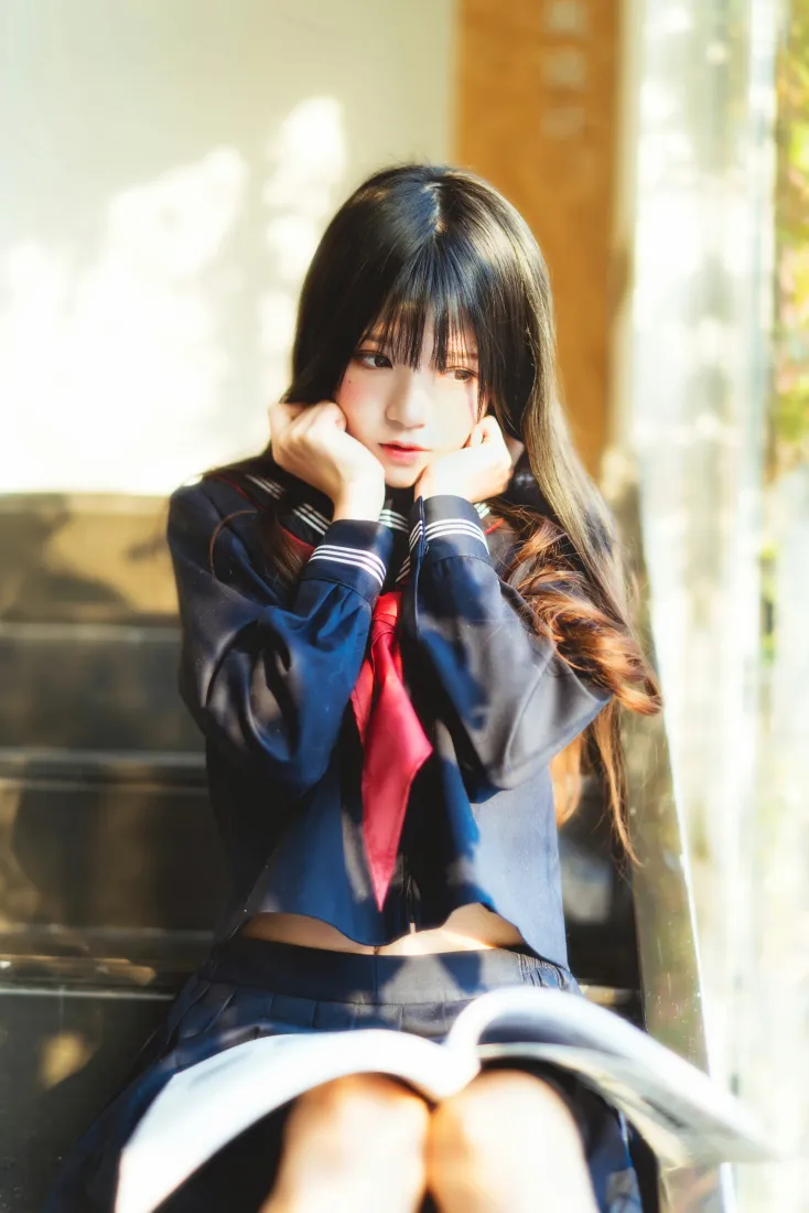 桜桃喵手机壁纸｜JK少女台阶托腮背景图片 - 制服写真「哲风壁纸」