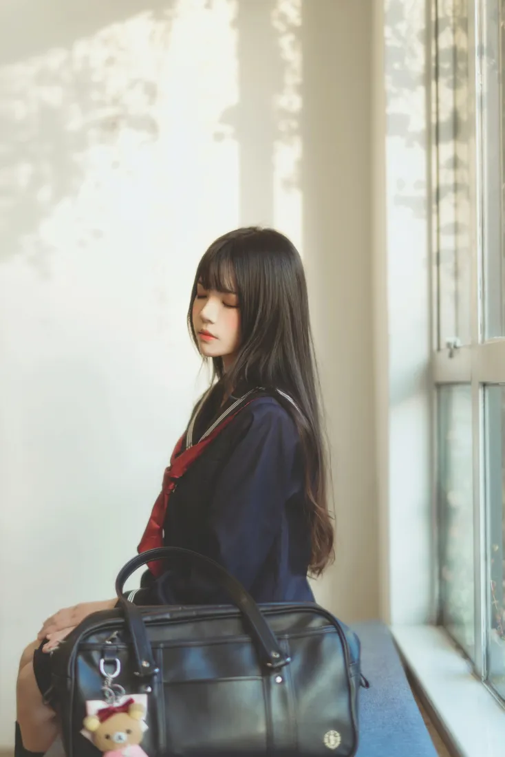 桜桃喵手机壁纸｜JK少女背景图片 - 窗边清新人像「哲风壁纸」
