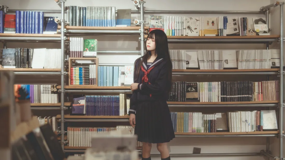 8k桜桃喵壁纸｜图书馆JK少女背景图片 - 黑长直美少女「哲风壁纸」