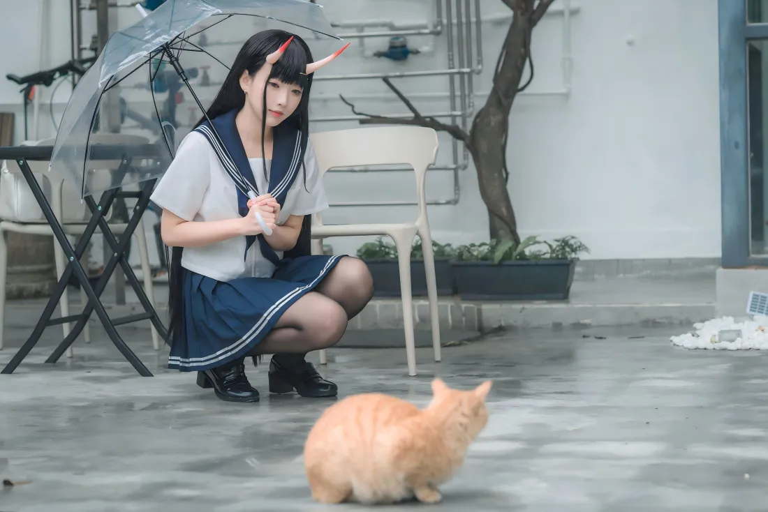 7k水手服cos美女壁纸｜户外街道背景图片 - 雨天蹲姿逗橘猫「哲风壁纸」
