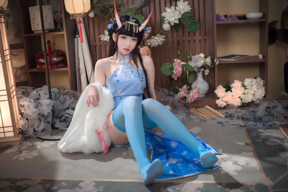 6kcos美女壁纸｜日式古风室内背景图片 - 蓝色旗袍穿搭「哲风壁纸」