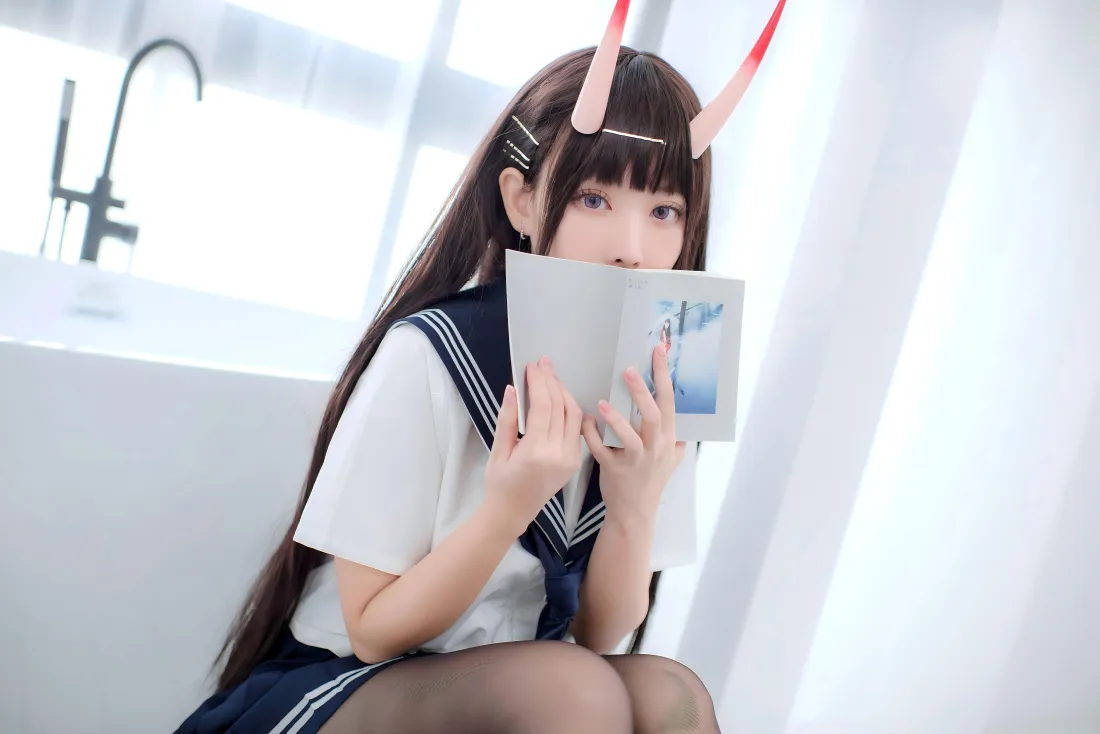 7k兽耳JK cos美女壁纸｜简约室内背景图片 - 水手服少女「哲风壁纸」