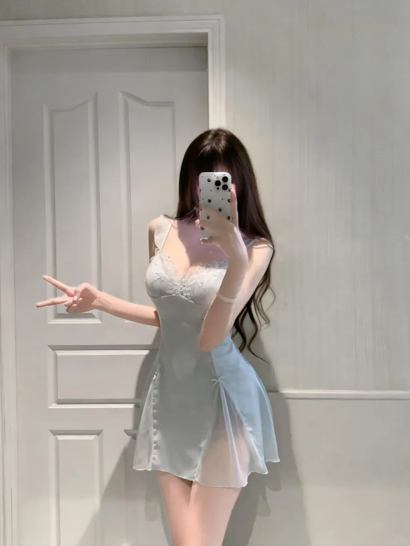 美女手机壁纸｜浅蓝连衣裙居家背景图片 - 对镜自拍好看穿搭「哲风壁纸」