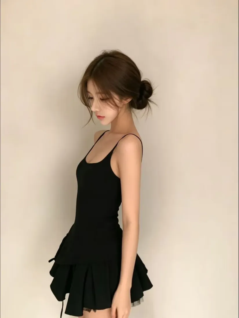 美女手机壁纸｜简约浅色背景图片 - 黑色吊带裙时尚穿搭「哲风壁纸」
