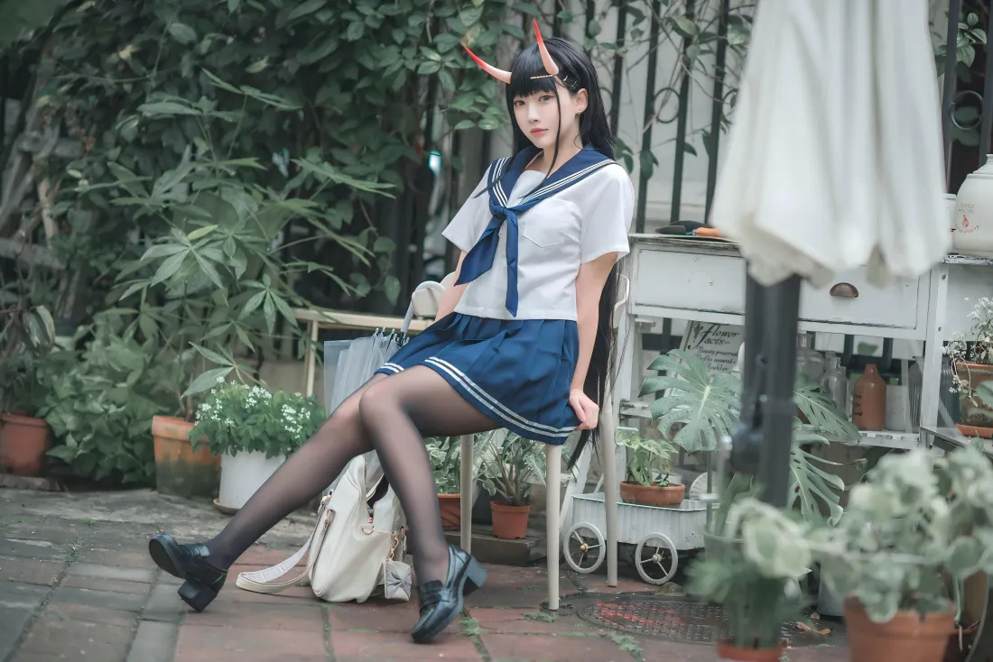7kJK少女cos壁纸｜庭院绿植背景图片 - 黑丝甜美美女「哲风壁纸」