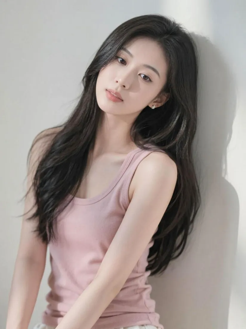 气质美女手机壁纸｜浅灰简约背景图片 - 粉色背心长发造型「哲风壁纸」