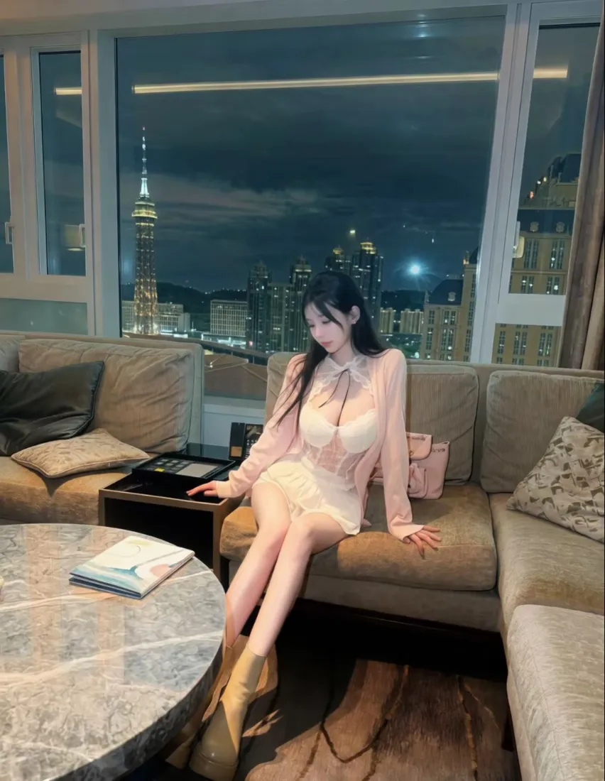 气质美女手机壁纸｜高层客厅背景图片 - 城市夜景时尚穿搭「哲风壁纸」