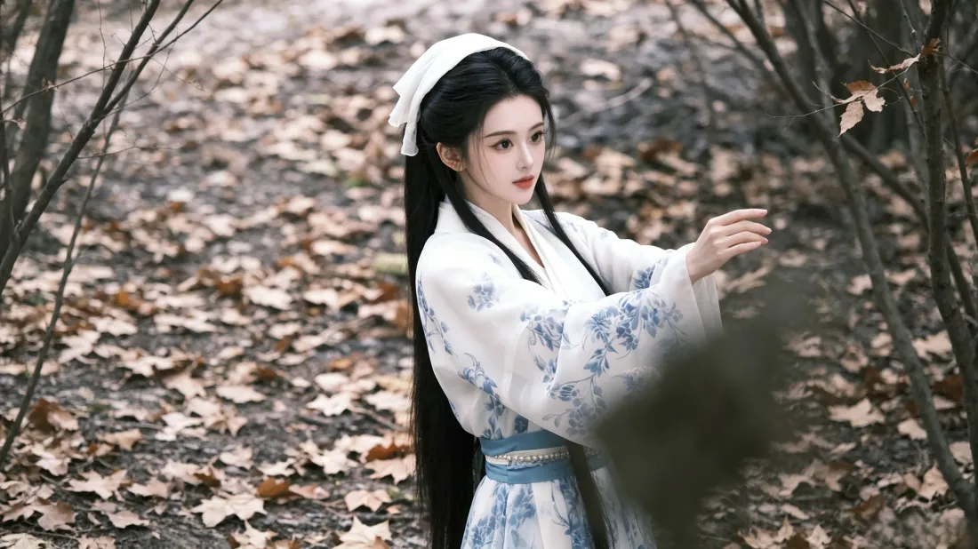 3k汉服美女壁纸｜林间落叶背景图片 - 清冷古风氛围感「哲风壁纸」
