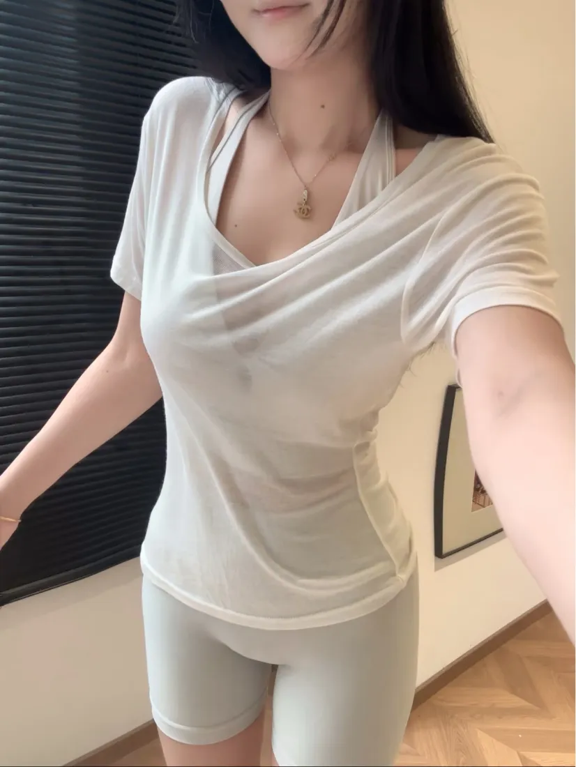 好身材美女手机壁纸｜白色休闲穿搭背景图片 - 室内自拍「哲风壁纸」