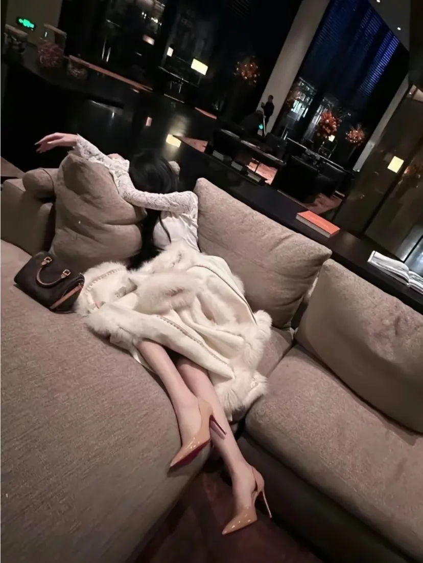 美女手机壁纸｜沙发居家夜晚背景图片 - 时尚气质穿搭「哲风壁纸」