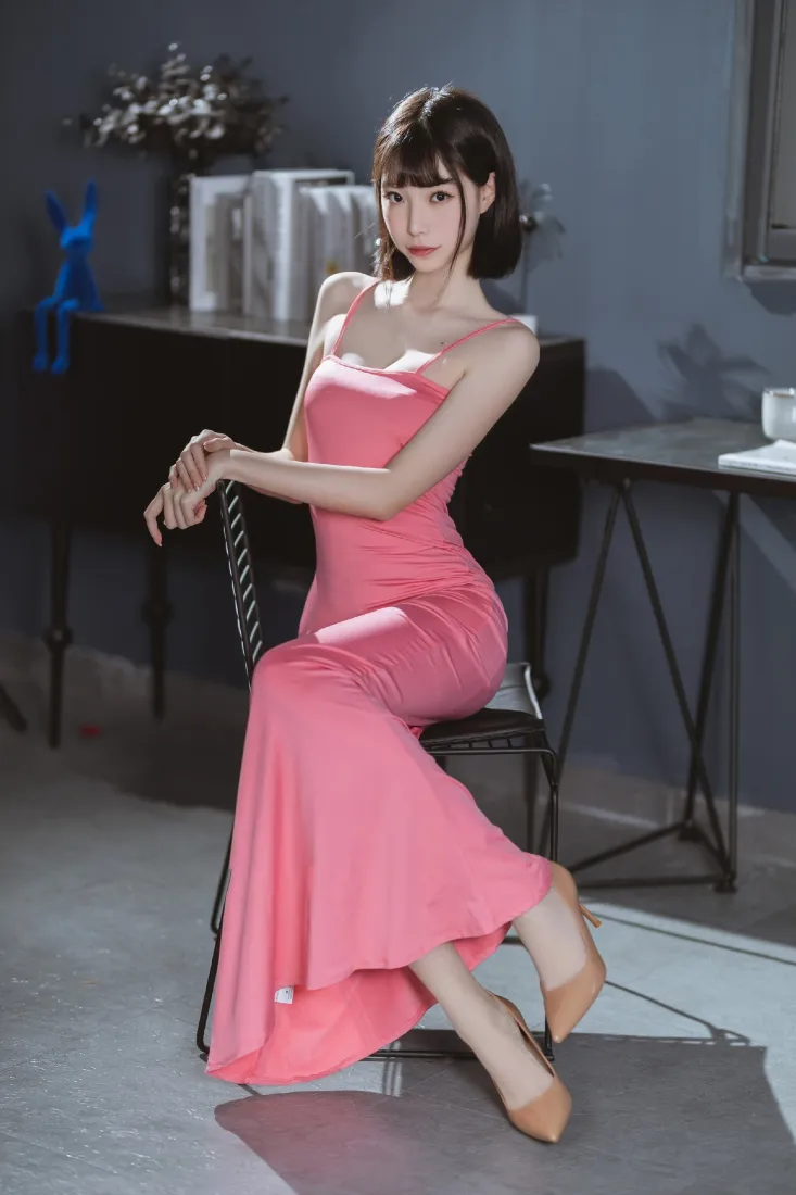 粉色长裙美女手机壁纸｜室内简约背景图片 - 长腿时尚写真「哲风壁纸」