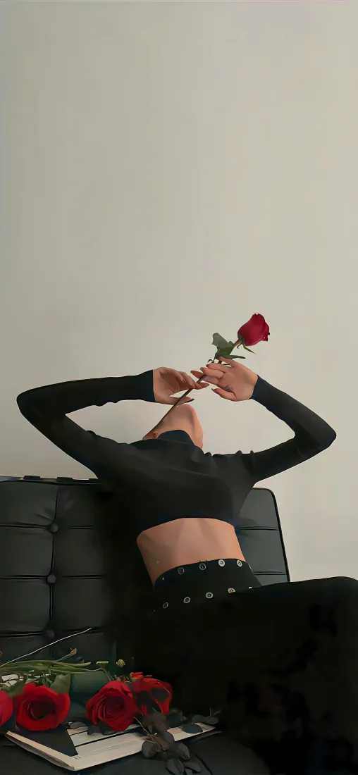持玫瑰美女手机壁纸｜简约室内背景图片 - 黑色穿搭慵懒人像「哲风壁纸」