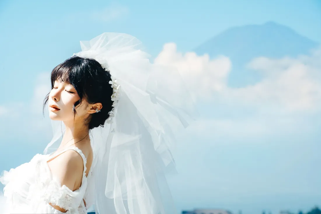 6k婚纱少女壁纸｜蓝天白云背景图片 - 清新户外写真「哲风壁纸」