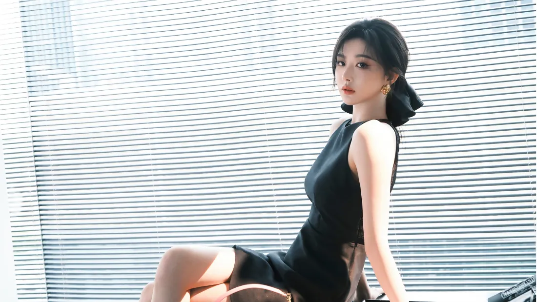 2k气质美女壁纸｜百叶窗背景图片 - 黑色连衣裙时尚写真「哲风壁纸」