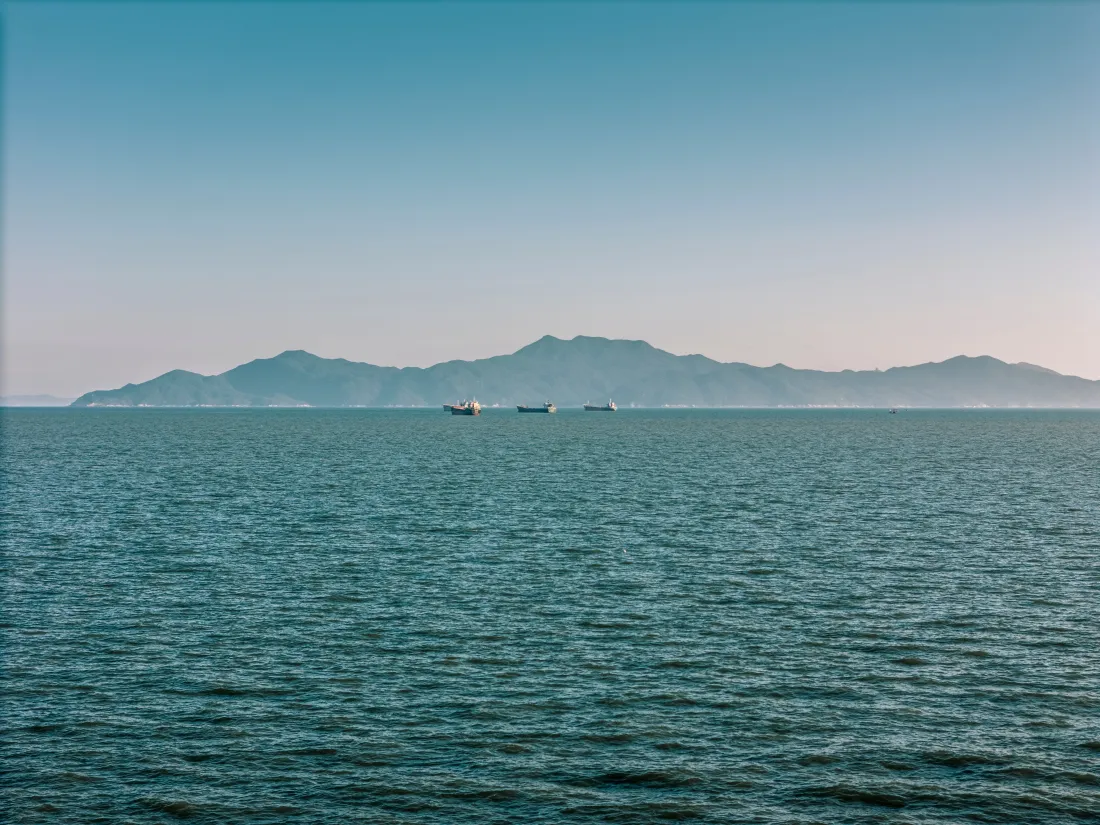 8k大海壁纸｜海面轮船背景图片 - 远山蓝天「哲风壁纸」
