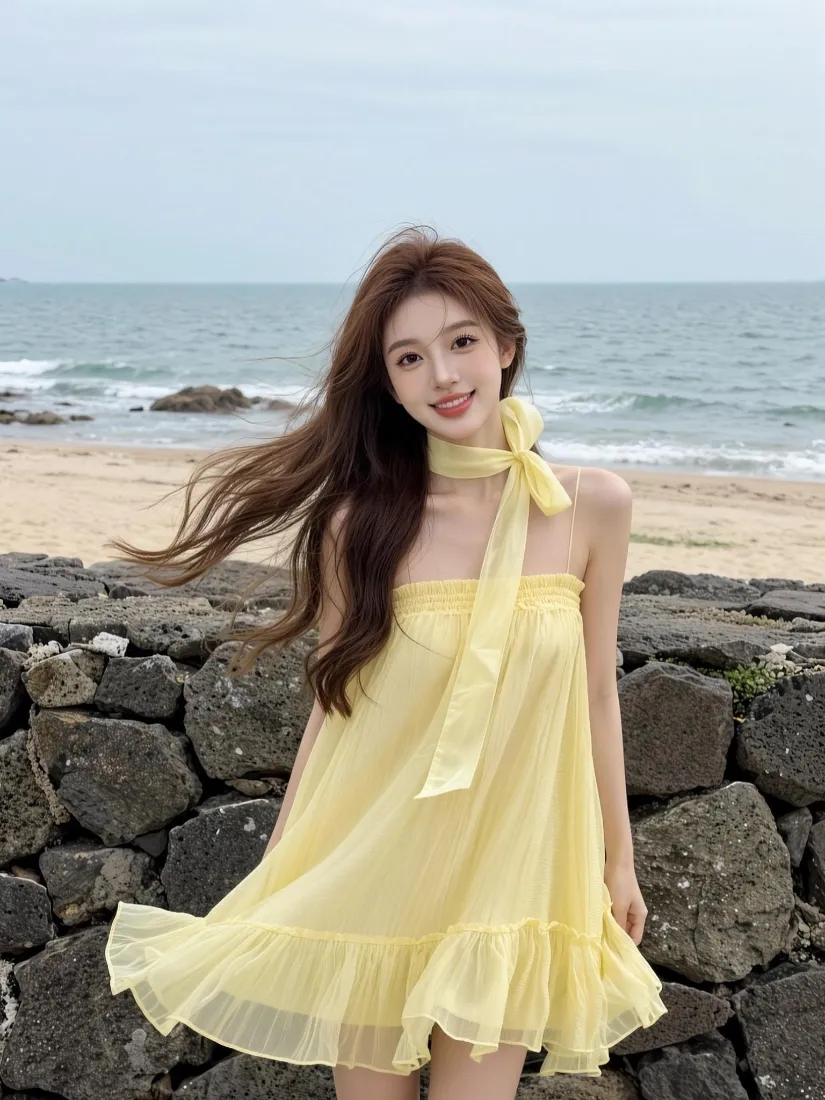 黄裙美女手机壁纸｜海边沙滩背景图片 - 夏日清新氛围感「哲风壁纸」