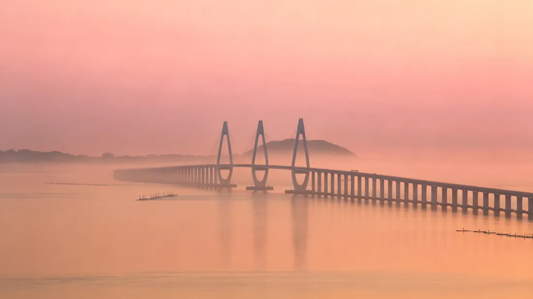3k江面大桥壁纸｜暖橙黄昏天空背景图片 - 朦胧治愈风景「哲风壁纸」