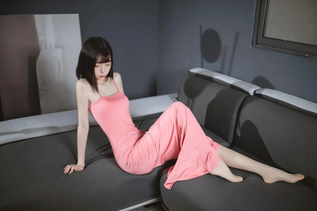 10k粉色吊带裙美女壁纸｜客厅沙发背景图片 - 性感美腿「哲风壁纸」