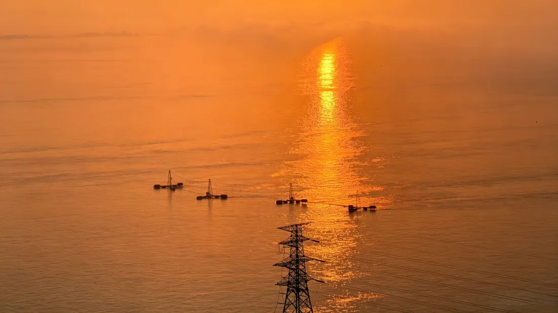 3k海上日落壁纸｜黄昏海面渔船背景图片 - 治愈风景「哲风壁纸」