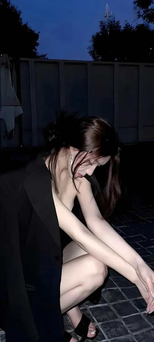 长发美女手机壁纸｜夜晚露台背景图片 - 氛围感人像「哲风壁纸」