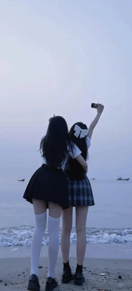 JK制服少女手机壁纸｜海边沙滩背景图片 - 闺蜜合影拍照「哲风壁纸」