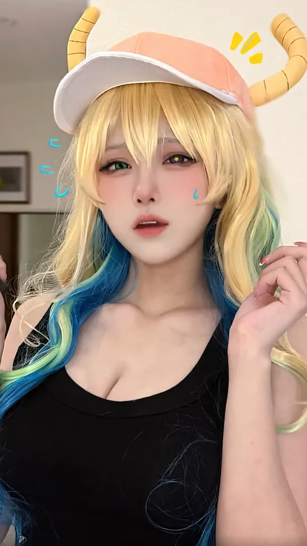 露科亚cos手机壁纸｜黑色吊带背景图片 - 戴棒球帽美女「哲风壁纸」