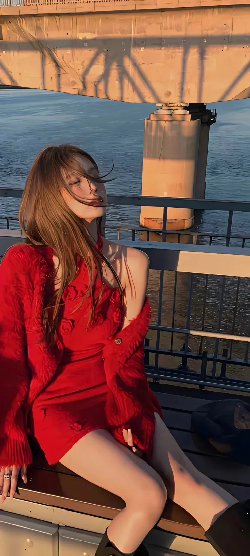 红衣美女手机壁纸｜江边夕阳背景图片 - 暖光氛围感人像「哲风壁纸」