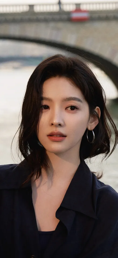 章若楠手机壁纸｜户外河畔桥梁背景图片 - 清冷气质美女「哲风壁纸」