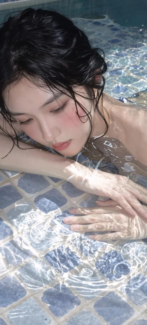 气质泳池美女手机壁纸｜清澈水纹背景图片 - 夏日清凉人像「哲风壁纸」