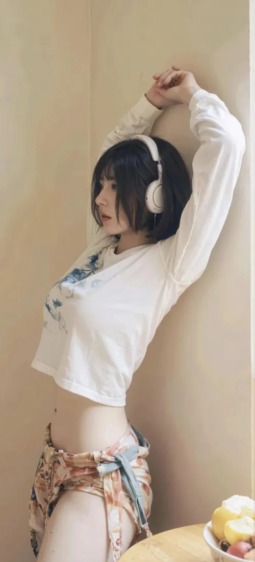 戴耳机短发美女手机壁纸｜居家休闲背景图片 - 氛围感写真「哲风壁纸」
