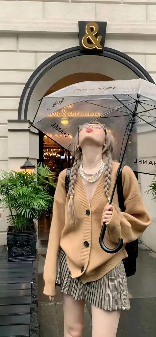 麻花辫美女手机壁纸｜下雨天街边背景图片 - 氛围感穿搭「哲风壁纸」
