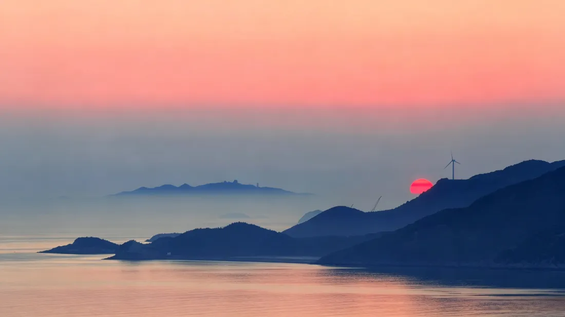 3k日落海岸壁纸｜山峦海面背景图片 - 治愈自然风景「哲风壁纸」