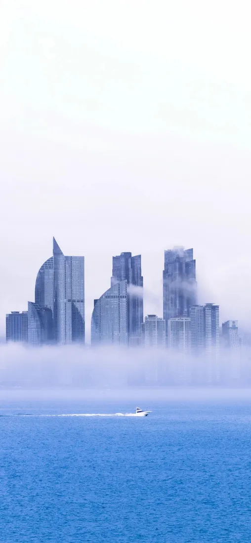 滨湖城市手机壁纸｜雾中摩天建筑群背景图片 - 蓝色湖面轮船「哲风壁纸」